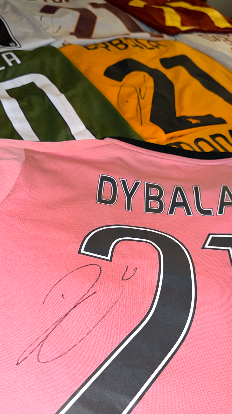 Wat bepaalt de waarde van een gesigneerd shirt?