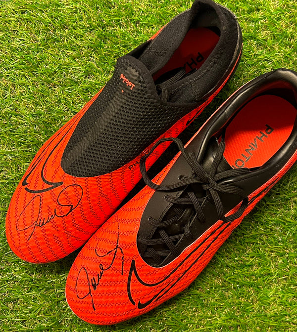 Fernando Torres - Signed pair of football shoes - Red