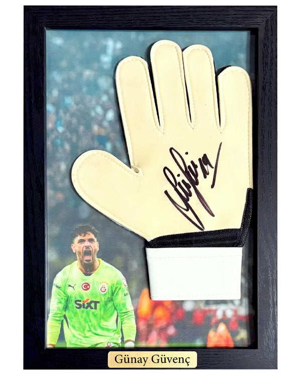 Günay Güvenç - Gesigneerde keepershandschoen