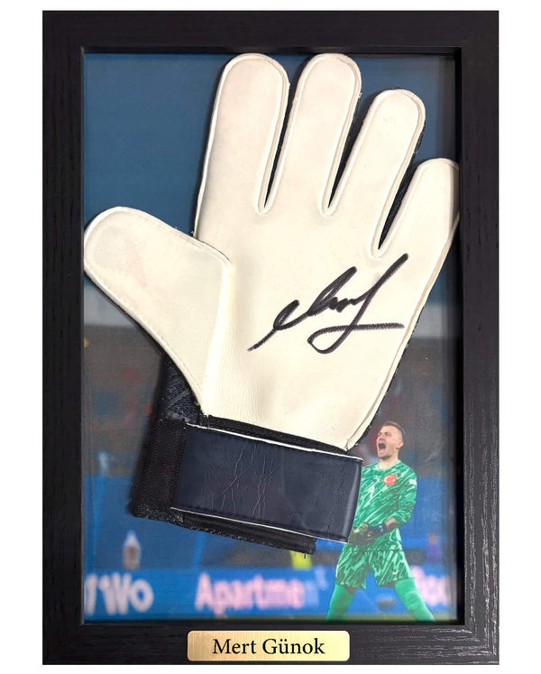 Mert Günok - Gesigneerde keepershandschoen