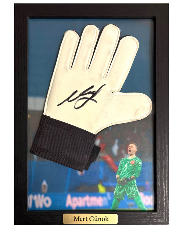 Mert Günok - Gesigneerde keepershandschoen