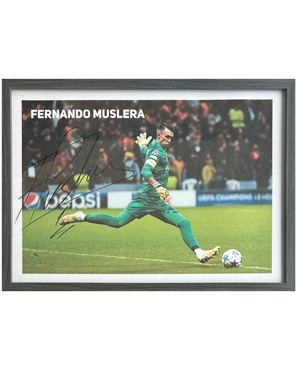 Fernando Muslera - Signiertes Foto - 30x21