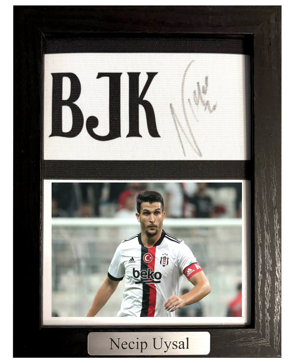 Necip Uysal - Gesigneerde Beşiktaş aanvoerdersband