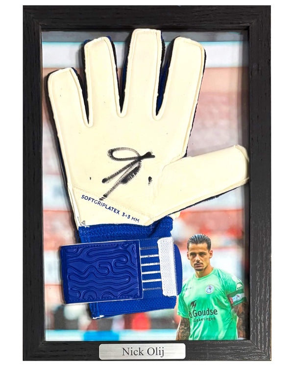 Nick Olij - Gesigneerde keepershandschoen